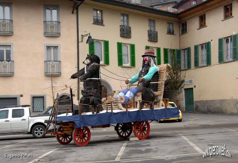 1 Il carro è pronto in piazza.JPG